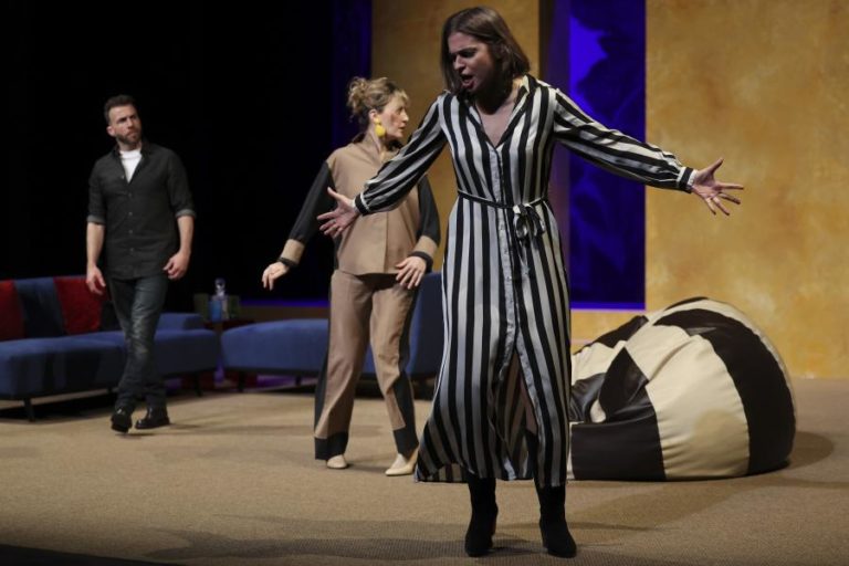 Política, identidade e morte com “A senhora de Dubuque” em estreia no Teatro da Trindade