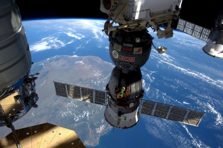 Nove baterias usadas da Estação Espacial Internacional reentram hoje na atmosfera