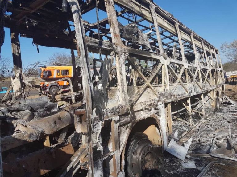 Pelo menos 45 mortos em queda de autocarro de ponte na África do Sul