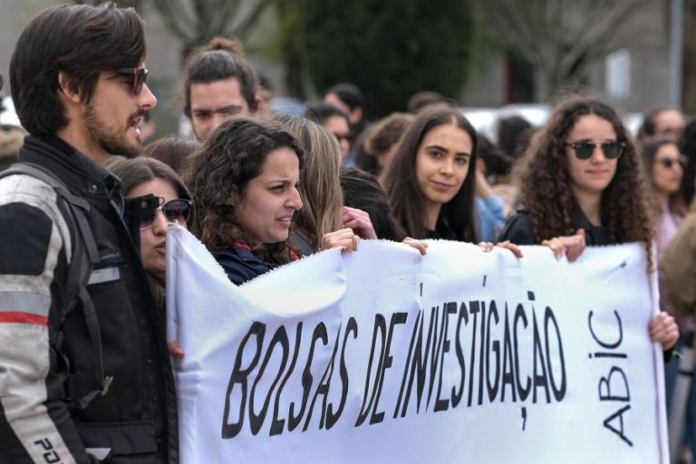 Bolseiros de Investigação Científica preocupados com fim do Ministério da Ciência