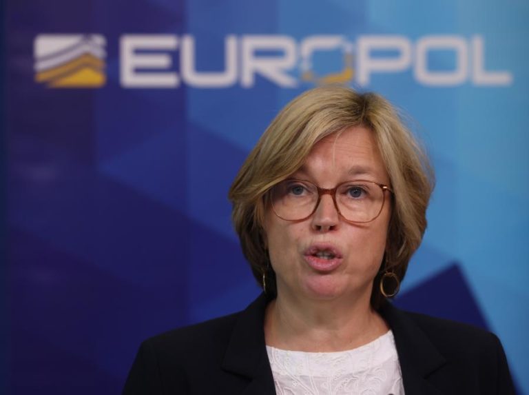 Europol anuncia desmantelamento de rede de documentos falsos para migrantes
