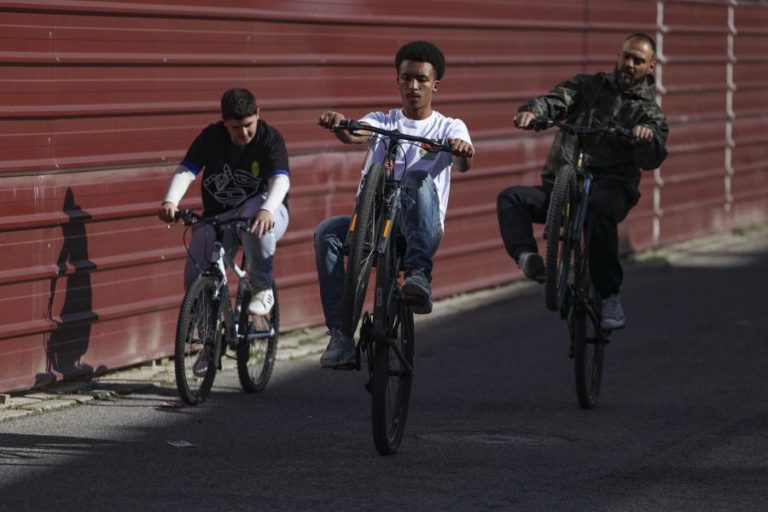 Miúdos do Bairro Padre Cruz achatam colinas de Lisboa e barreiras sociais sacando cavalinhos nas ‘bikes’
