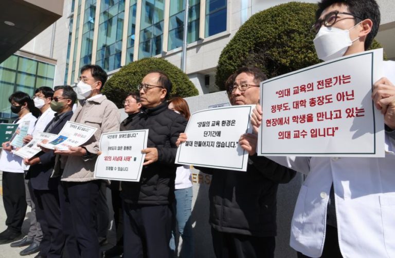 Médicos seniores demitem-se em apoio a estagiários em greve na Coreia do Sul