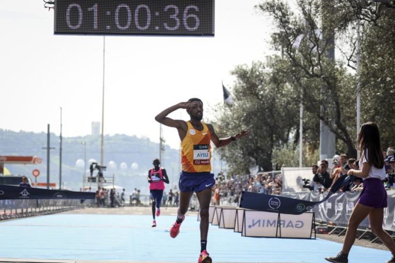 Etíope Dinkalem Ayele e queniana Brigid Kosgei vencem Meia Maratona de Lisboa