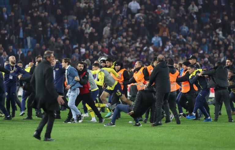 Violência entre adeptos e jogadores no final do Trabzonspor-Fenerbahçe