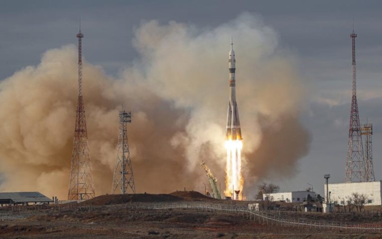 Rússia lança à segunda tentativa a nave espacial Soyuz MS-25 com três tripulantes