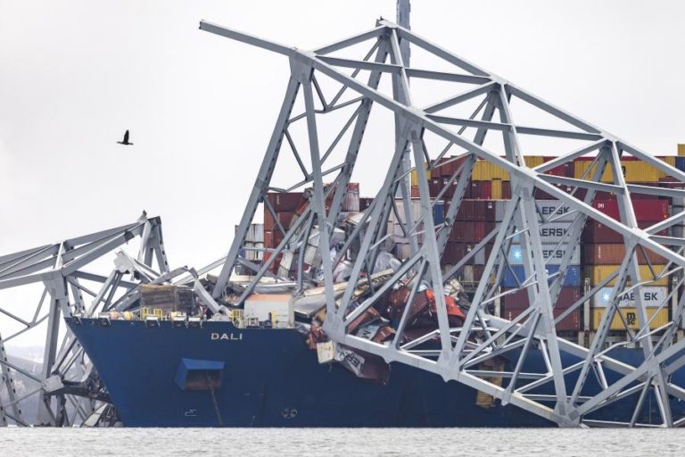Reconstrução de ponte de Baltimore após colisão com navio “não será rápida, fácil ou barata”