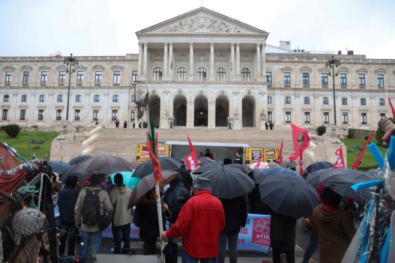 Centenas de jovens exigem em Lisboa melhores salários e nem chuva trava protesto