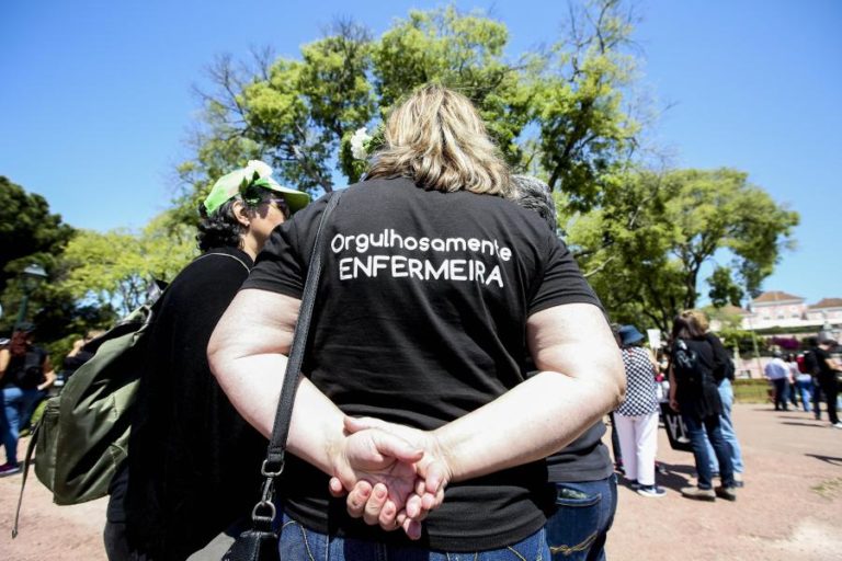 Enfermeiros em greve cinco dias no final de abril e início de maio