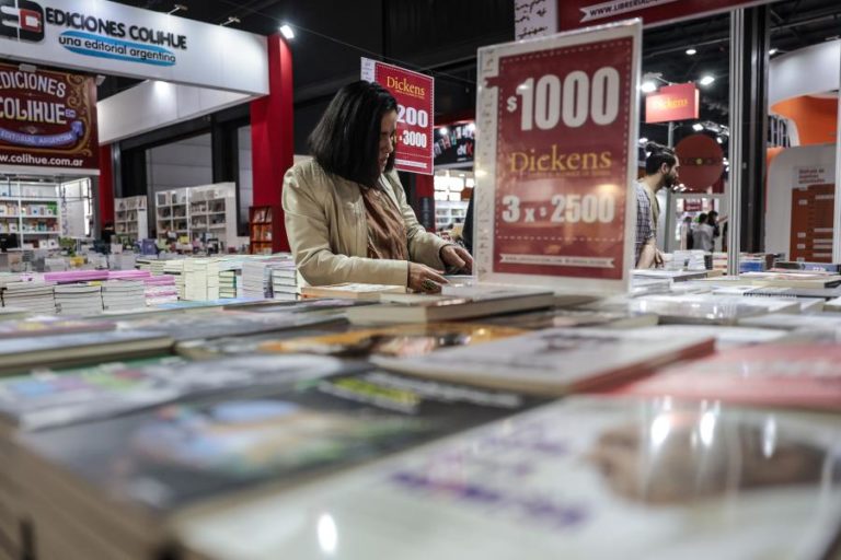 Embaixador português recorda 25 de Abril na Feira do Livro de Buenos Aires