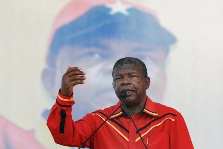 Presidente angolano aprova salário suplementar para funcionários públicos