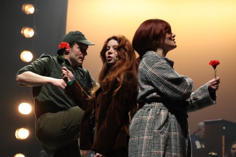 Álbum do musical de Bárbara Tinoco e Carolina Deslandes junta ‘vozes da revolução’ e de agora