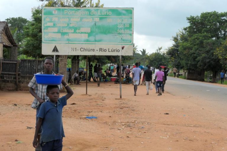 Dificuldades levam populares a regressar a aldeia atacada há dias em Cabo Delgado