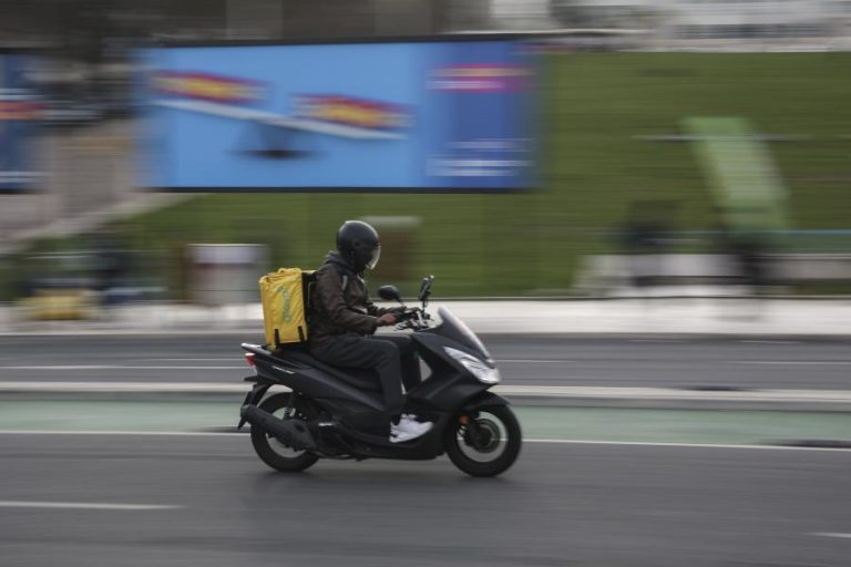 BE leva a debate no parlamento direitos laborais de estafetas e motoristas das plataformas digitais