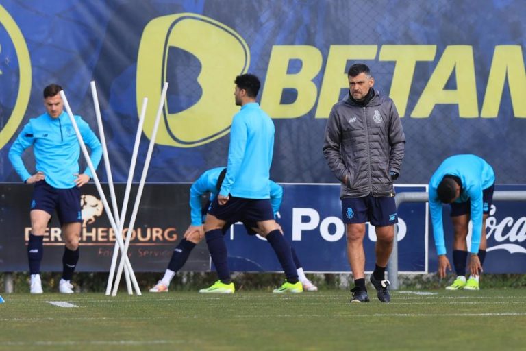 Conceição evasivo sobre afastamento de jogadores do FC Porto