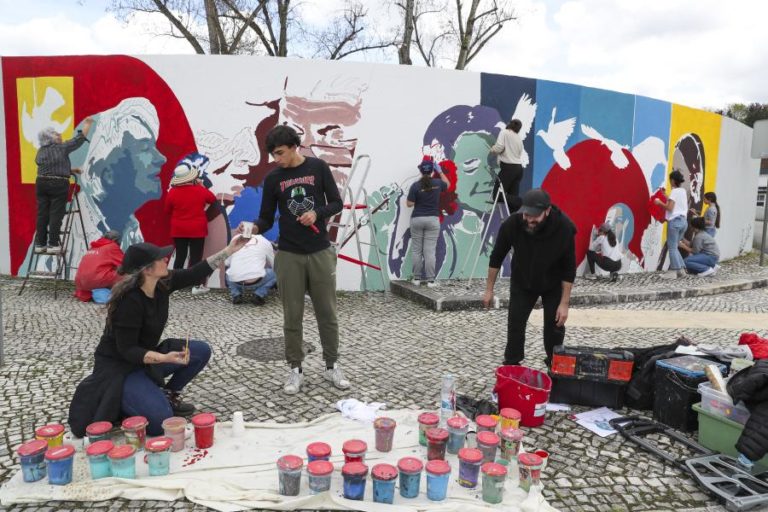 25 de Abril: Mural em Leiria perpetua uma das conquistas da revolução