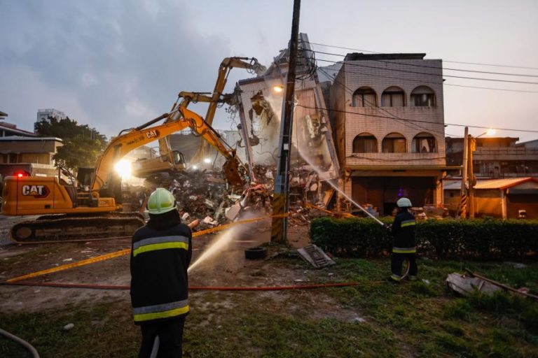 Equipas de socorro mantêm buscas nas zonas afetadas pelo sismo de Taiwan