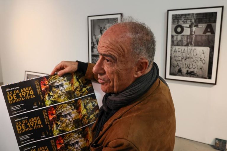 25 Abril: As palavras de ordem que “forraram” as ruas pela lente de Alfredo Cunha