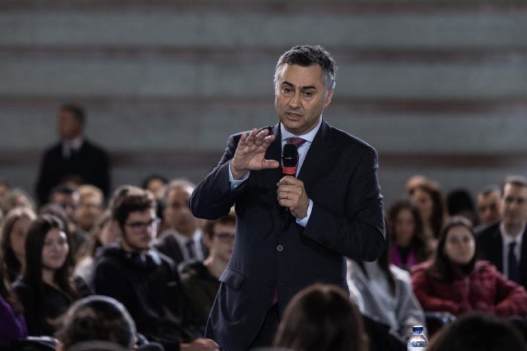 Decisão sobre exames em papel ou digital será tomada esta semana