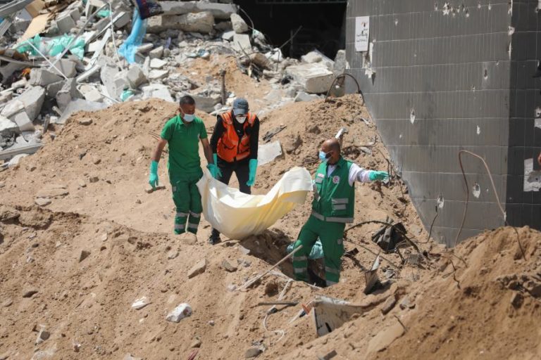 Autoridades de Gaza anunciam descoberta de nova vala comum junto do hospital Al Shifa