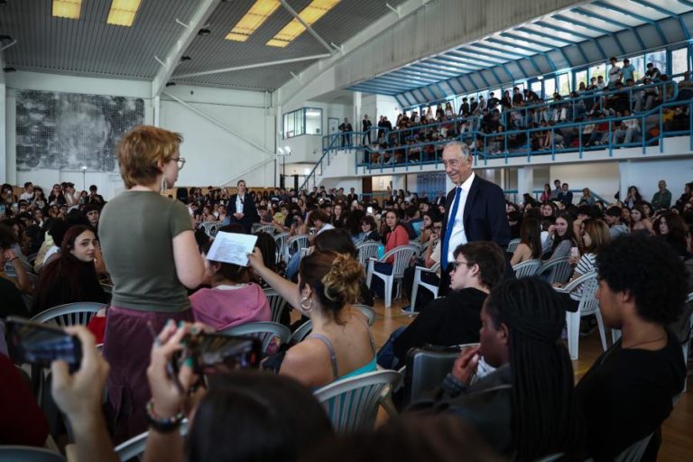 Marcelo criticado por alunos pede que sejam aplaudidos e diz “isto é o 25 de Abril”