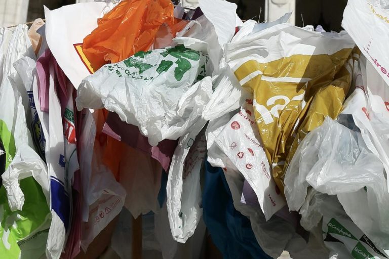 Autoridades cabo-verdianas apreendem seis toneladas de sacos de plástico ilegais