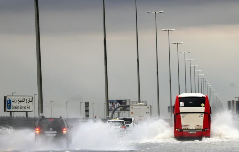 Pelo menos um morto nas maiores chuvas dos últimos 75 anos nos Emirados Árabes Unidos