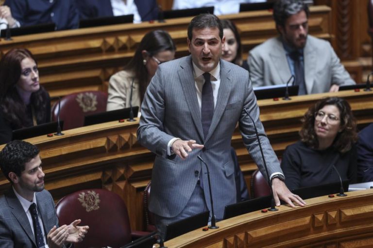 Líder parlamentar do PSD diz que vai falar com deputados envolvidos no caso Tutti Frutti