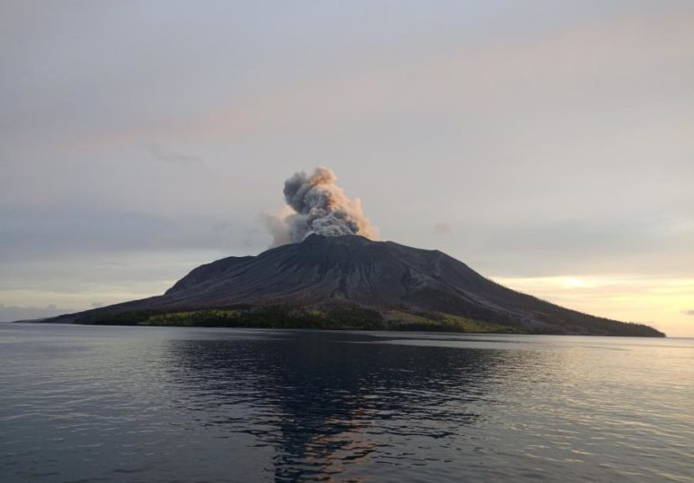 Vulcão Ruang entra novamente em erupção na Indonésia