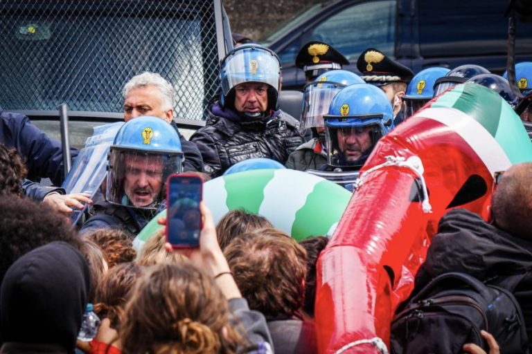 Tensão entre manifestantes e polícia italiana na reunião do G7 em Nápoles