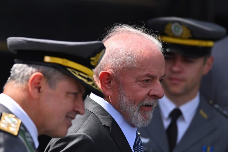 Comandante do Exército brasileiro defende a democracia em cerimónia com PR