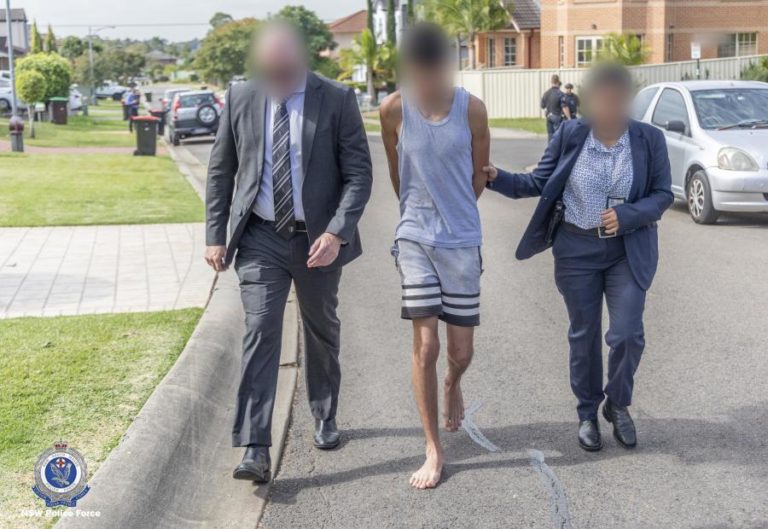 Polícia australiana acusa cinco menores de terrorismo após ataque a bispo