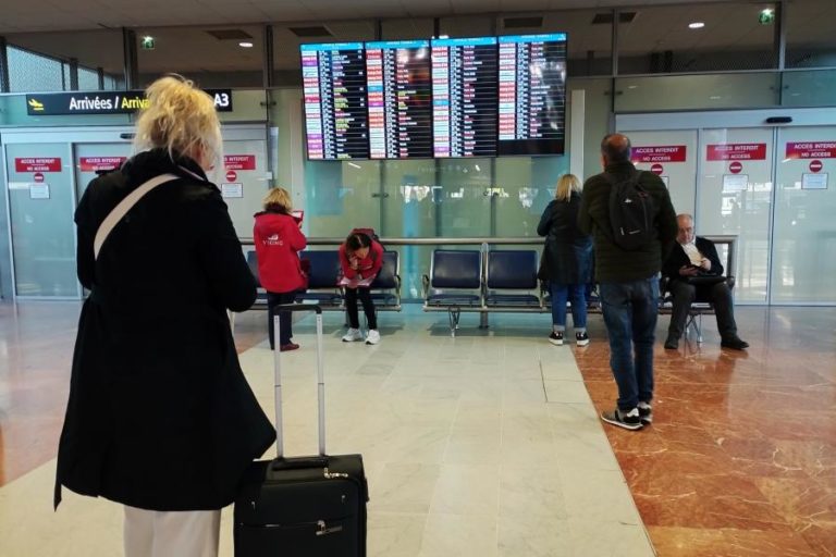 Greve dos controladores em França cancela quase 90 voos de/para aeroportos portugueses