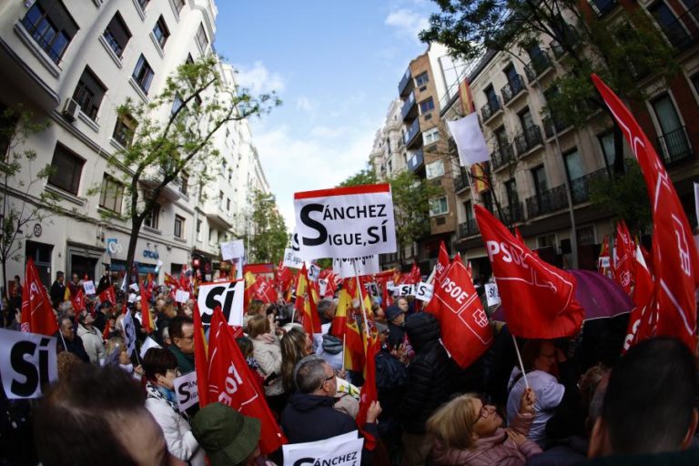 PSOE denuncia “guerra suja” da direita espanhola e pede a Sánchez para não se demitir
