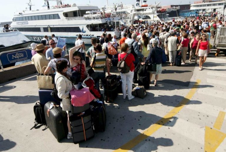 Acidente com ‘ferry’ no porto de Nápoles provoca pelo menos 44 feridos