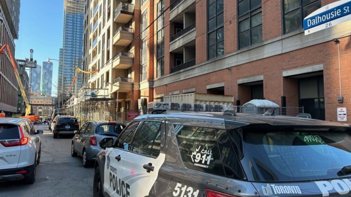 B1-02-VT HOMEM EMPURRADO EDIFÍCIO NA 042524