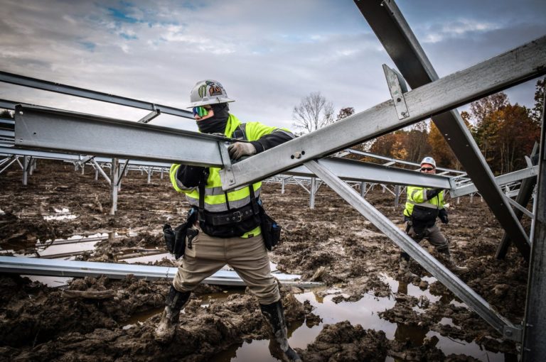 HOMENAGENS DA LiUNA : Brent Booker e Joe Mancinelli homenageiam vítimas no Dia do Luto