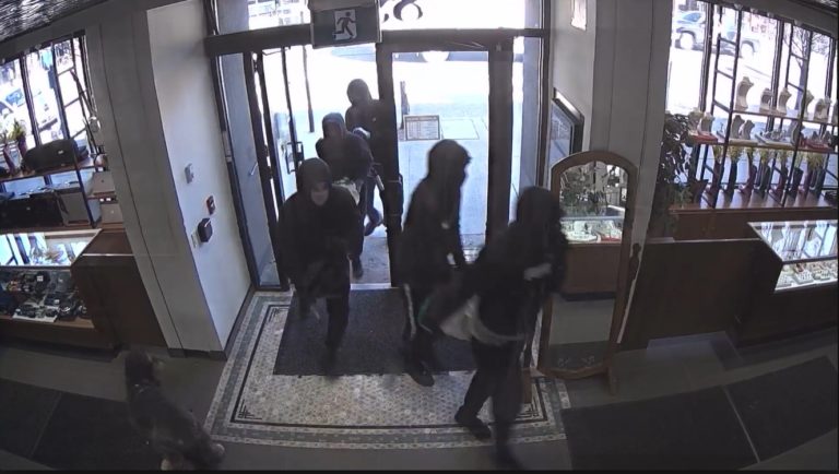 Joalharia assaltada: 3 homens detidos e acusados depois de assalto em Danforth