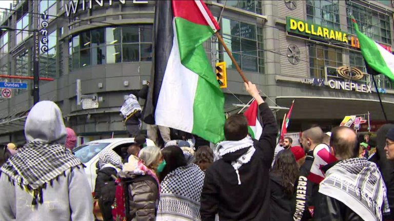 Lenços palestinianos: Proibição no Queens Park causa polémica em Ontário