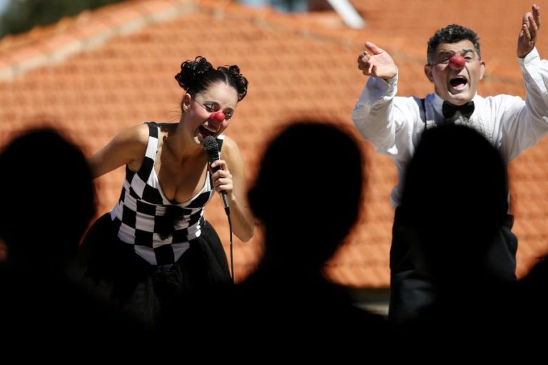 Robôs a escrever com areia e ‘pinballs’ com hologramas valorizam efémero no Imaginarius