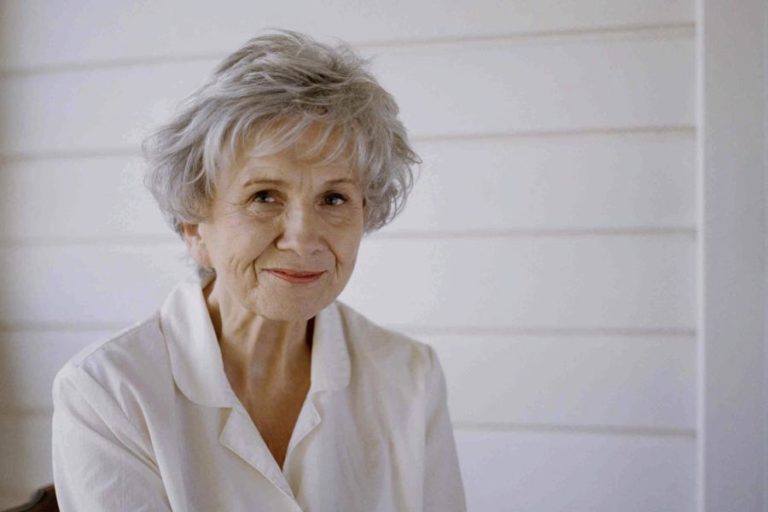Escritora Alice Munro, Nobel da Literatura, morre aos 92 anos