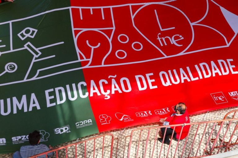 Professores propõem recuperação de 30% do tempo de serviço já em julho