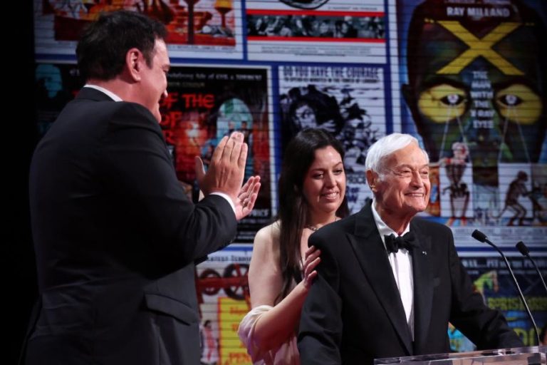 Morreu Roger Corman o “rei” dos filmes de baixo orçamento de Hollywood