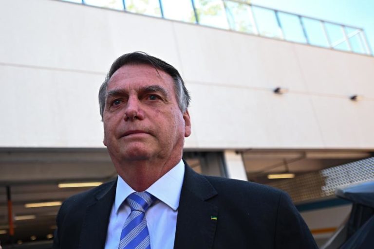 Bolsonaro recebe alta hospitalar após passar duas semanas internado