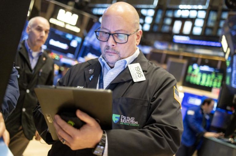 Wall Street fecha em alta esperançada no corte da taxa de juro pela Fed este ano