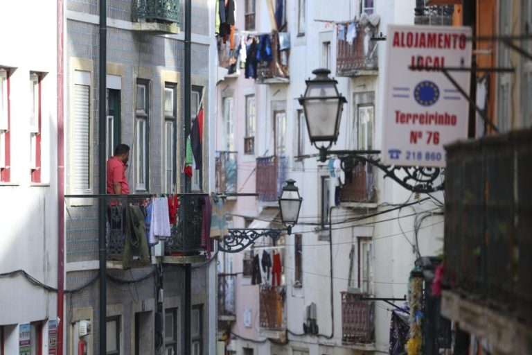 Alojamento turístico com quebras em abril e primeira descida nos estrangeiro desde 2021