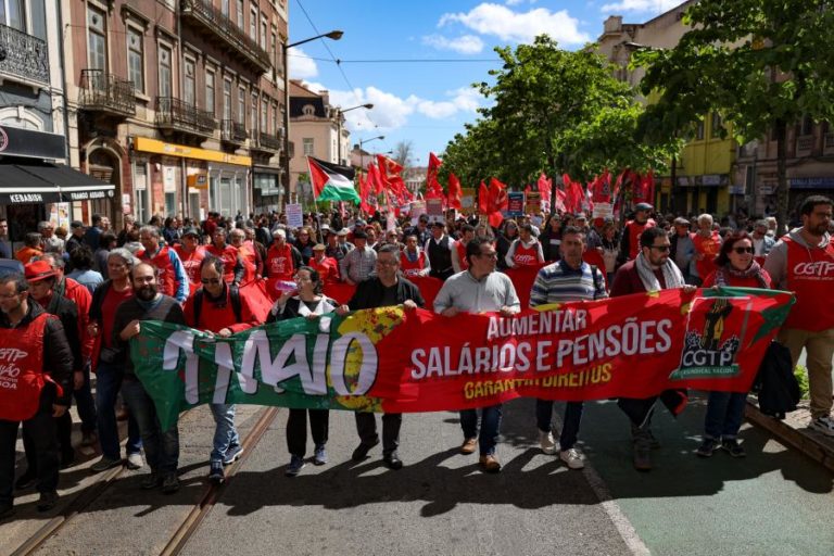 Centenas de pessoas começam a subir Almirante Reis em Lisboa