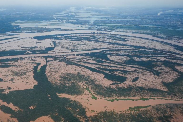 Barragem rompe parcialmente no sul do Brasil elevando riscos causados por tempestade