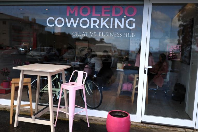 Trabalhadores “abertos ao mundo” em ‘coworking’ com vista para o mar de Moledo
