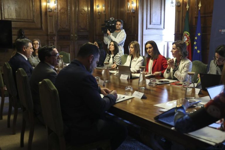 Ministra da Justiça desmarca reunião negocial na quarta-feira com os guardas prisionais